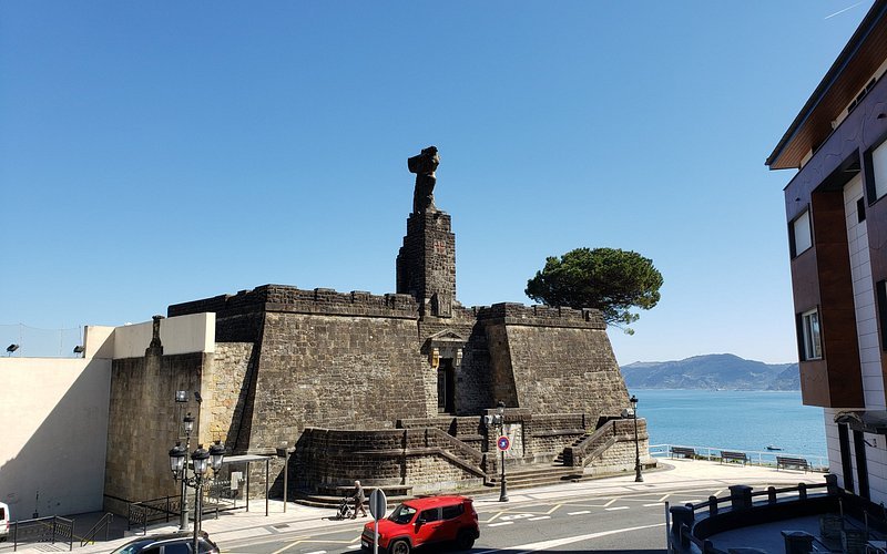 Foto de Monumento a Elcano, Getaria