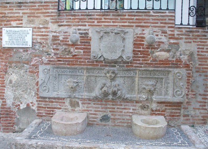 Calle Real Fountain
