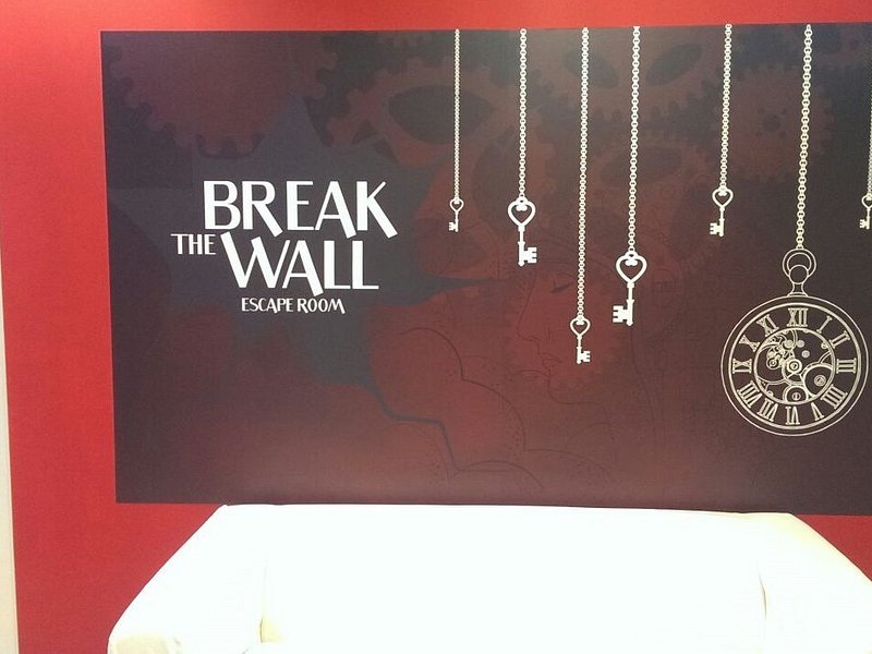 Break The Wall - Escape Room